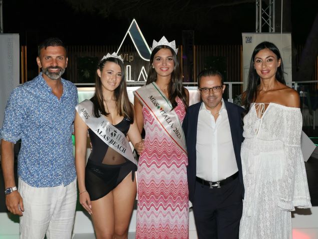 Linda Suriano e Carmelo Ambrogio, esclusivisti di Miss Italia Calabria e titolari della Carli Fashion Agency: «Un sincero ringraziamento va a tutte le persone che hanno reso possibile la realizzazione di questa kermesse. Ringraziamo il titolare dell’Alas Beach, Gianfranco De Luca per la calorosa accoglienza, il sindaco di Cassano allo Ionio Giovanni Papasso, la madrina della serata Miss Italia 2023 Francesca Bergesio, il nostro fantastico pubblico, la giuria, la nostra super squadra di professionisti, le aspiranti miss e le loro famiglie, gli artisti locali. Invitiamo le giovani calabresi a unirsi a noi in questa fantastica avventura. Invitiamo le giovani calabresi a partecipare al concorso di bellezza più longevo e amato d’Italia iscrivendosi sul sito ufficiale». Conosciuto per i suoi paesaggi mozzafiato, i parchi naturali e le spiagge incantevoli, il Comune di Cassano allo Ionio ha ospitato la nona tappa di Miss Italia Calabria, offrendo un contesto suggestivo e affascinante. La splendida cornice dell’Alas Beach, adornata con luci brillanti e piante decorative, ha creato una magica atmosfera per l’incoronazione della nuova ambasciatrice di bellezza calabrese. Quest'anno, la kermesse annuale ha scelto di rendere omaggio alla “Calabria tra storie e tradizioni – un viaggio d’incanto”, mettendo in luce le peculiarità di questa meravigliosa regione del Sud Italia. Con un programma ricco e variegato, l'evento celebra la cultura, la storia e le bellezze naturali calabresi, offrendo al pubblico uno spettacolo coinvolgente. La direzione artistica dell'evento, affidata a Linda Suriano, si è avvalsa dei testi evocativi di Francesca Marchese e delle coreografie dinamiche di Lia Molinaro. Questo team di talentuosi professionisti ha creato una rappresentazione che ha saputo coniugare tradizione e innovazione, coinvolgendo e affascinando gli spettatori. I costumi realizzati dall’Accademia New Style-Scuola di Moda e Design di Cosenza, diretta da Franca Trozzo hanno saputo fondere tradizione e innovazione, rendendo omaggio alla ricca eredità della Regione. Un aspetto innovativo di quest'anno è stato il contributo di Katya Giannini, esperta in dinamiche dell’inconscio e mental coach che ha guidato le aspiranti miss in un percorso di consapevolezza e crescita personale al fine di esprimere al meglio il proprio potenziale. La conduzione dell'evento è stata affidata alla carismatica coppia formata da Linda Suriano e Larissa Volpentesta. Il loro dinamismo e la loro capacità di coinvolgere il pubblico hanno mantenuto alta l'attenzione degli spettatori, creando un'atmosfera vivace e festosa. Come ogni sera, la kermesse ha dato spazio ai talenti locali, offrendo un palcoscenico ai numerosi artisti calabresi. Nella magica cornice dell'Alas Beach, il pubblico ha potuto apprezzare le esibizioni del giovane cantante e polistrumentista Francesco Lembo e del mago Giandomenico Morello, che con le loro performance hanno ulteriormente arricchito lo spettacolo. Il titolare dell’Alas Beach, Gianfranco De Luca ha espresso la sua soddisfazione per l’evento, evidenziando l’importanza di questo concorso per la valorizzazione del territorio «Sono contentissimo di ospitare Miss Italia Calabria perché è una manifestazione che rappresenta il nostro Comune. Abbiamo avuto anche l’onore di accogliere Miss Italia 2023 Francesca Bergesio. Ci auguriamo che la prossima Miss Italia possa essere calabrese». Il sindaco del Comune di Cassano allo Ionio Giovanni Papasso ha sottolineato: «Ci troviamo nel cuore della Magna Graecia. Siamo orgogliosi di aver ospitato sul nostro territorio una kermesse così importante per il secondo anno consecutivo. Gianfranco De Luca ha reso questa location ancora più suggestiva. Siamo felici che da Sibari partirà una nuova stella che rappresenterà la nostra terra in questo celebre concorso». A proclamare la vincitrice della nona tappa di Miss Italia Calabria è stata la giuria composta da: Francesca Bergesio (Miss Italia 2023), Giovanni Papasso (sindaco del Comune di Cassano allo Ionio), Annamaria Bianchi (assessore Cultura Cassano allo Ionio), Gianluca Falbo (assessore al Turismo Cassano allo Ionio), Biagio Faragalli (sindaco di Montalto), Francesco Chiaravalle (assessore Bisignano e provinciale), Francesco Grisolia (titolare centri wellness e fitness), Salvatore Garbato (make-up artist delle dive), Giuseppe Pirillo (Framesi), Luca Corso (area manager Miluna), Katya Giannini (esperta in dinamiche dell’inconscio e mental coach), Liborio Bloise (avvocato). Al momento della proclamazione, Miss Alas Beach ha confessato di essersi commossa e di aver provato: «Emozioni indescrivibili. Non mi aspettavo di ricevere questa fascia. Sono felice di aver vinto in questo bellissimo posto che ricorda la casa del mio nonno materno che mi guarda da lassù. Dedico questa fascia a mia madre. Senza di lei, non sarei quella che sono oggi. Per la prima selezione regionale a Cosenza, cercherò di raccontarmi senza filtri come ho fatto fino ad oggi». Prossimi appuntamenti con Miss Italia Calabria del mese di luglio: il 28 a Cosenza, il 29 a Trebisacce, il 30 a Frascineto e il 31 a Rota Greca. Prosegue così il viaggio di Miss Italia Calabria, portando con sé la magia di una Regione ricca di storia e meraviglie, in cui ogni tappa diventa un’occasione unica per celebrare la bellezza, la cultura e le sue tradizioni.