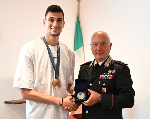 Il Generale Salsano premia Simone Alessio, campione di Taekwondo