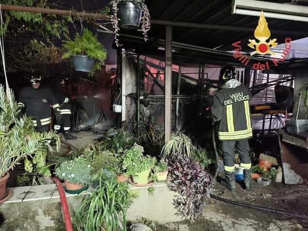 Lamezia. Incendio in una serra in via degli Itali