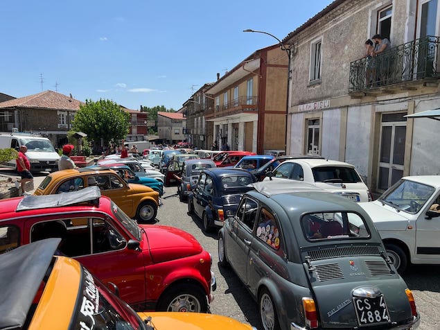 Passione e tradizione: la Fiat 500 in festa a Decollatura