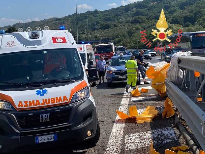 San Mango d'Aquino. Camper si ribalta in prossimità dello svincolo autostradale, due feriti