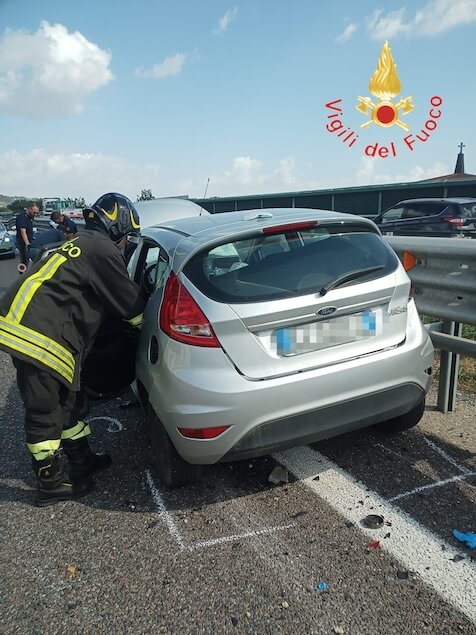 Auto avrebbe imboccato contromano l'autostrada A2, due feriti