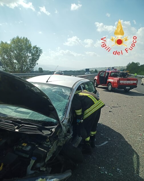 Auto avrebbe imboccato contromano l'autostrada A2, due feriti