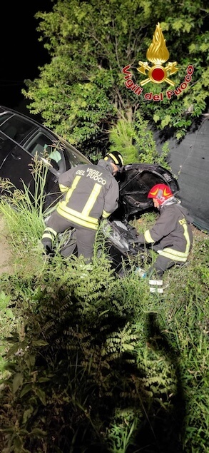 Auto finisce fuori strada ad Isola di Capo Rizzuto, due feriti