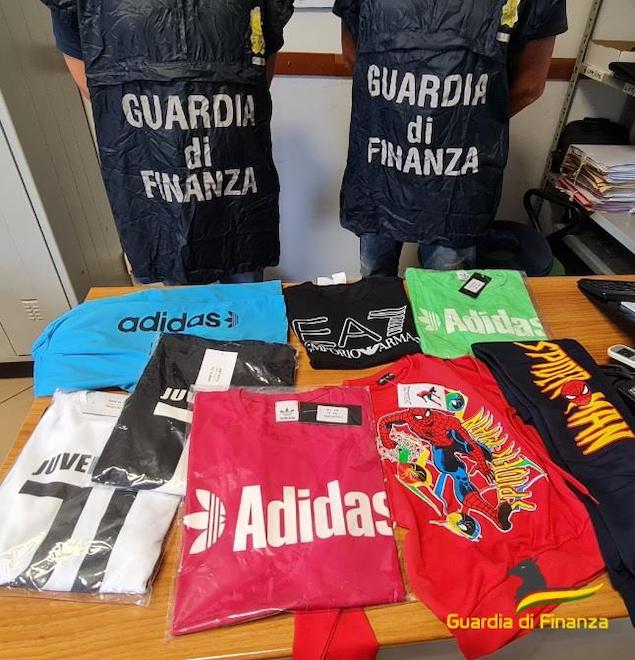 Cosenza: sequestrati oltre 1000 capi di abbigliamento contraffatti per bambini