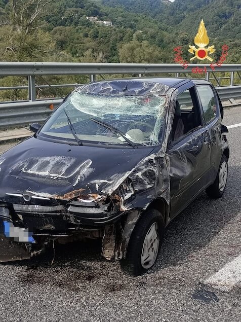 Incidente sull'A2: auto si ribalta, conducente trasportato in ospedale