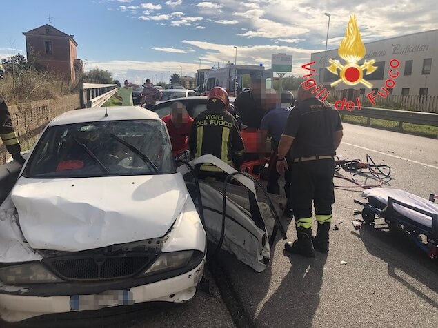 Incidente stradale sulla SS 106 a Cropani, necessario l'elisoccorso