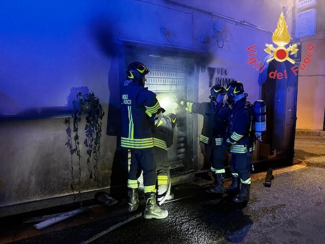 Marcellinara. Vigili del Fuoco in azione per spegnere fiamme in un bar tabacchi