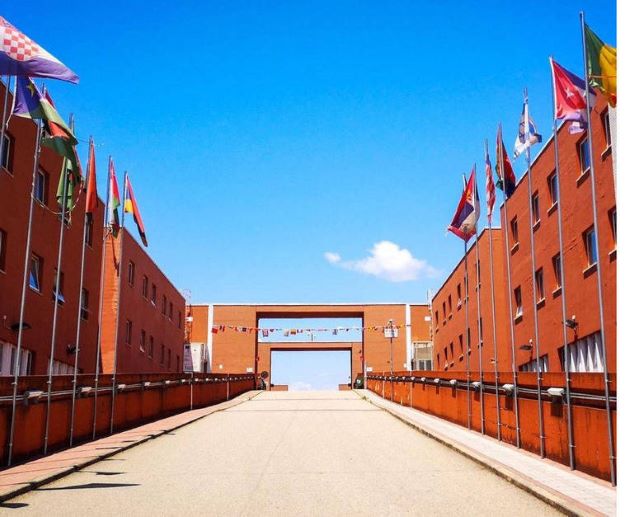 Nella foto si vede l'ingresso del ponte Pietro Bucci, ai lati le bandiere di diverse Nazioni