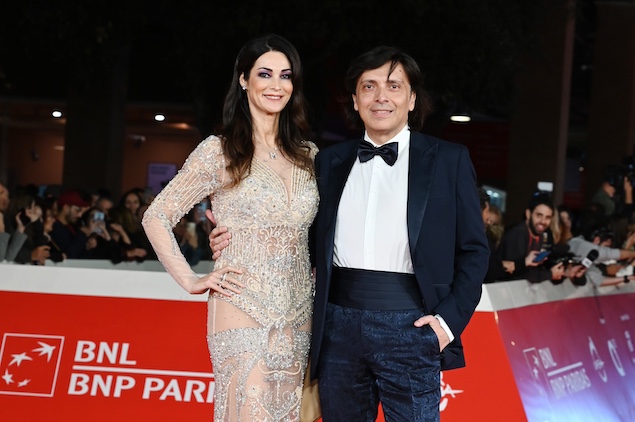 Anton Giulio Grande veste Manuela Arcuri sul red carpet del Festival del Cinema di Roma