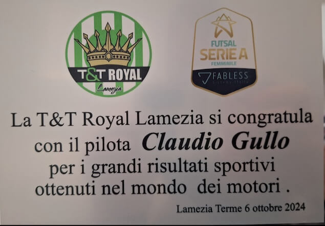 Claudio Gullo premiato con una targa al merito sportivo dalla T&T Royal Lamezia