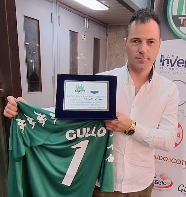 Claudio Gullo premiato con una targa al merito sportivo dalla T&T Royal Lamezia