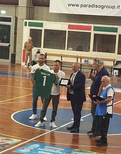 Claudio Gullo premiato con una targa al merito sportivo dalla T&T Royal Lamezia