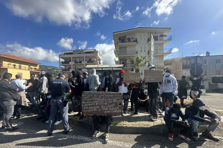 Gestione richieste di asilo, protesta migranti a Lamezia Terme