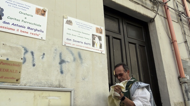 Lamezia. Cerimonia d’intitolazione delle sale dell’Oratorio della Cattedrale a Don Maiolo, Don  Gatti e Don Marghella