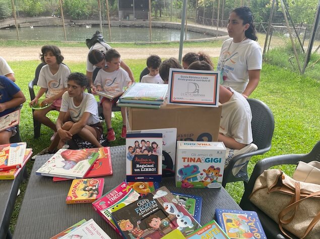 Lamezia. Studio odontoiatrico regala biblioteca a ragazzi associazione Oltre l'Autismo