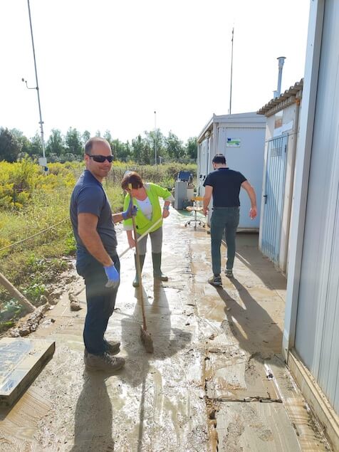 Ricercatori in azione: recupero delle strumentazioni climatiche dopo l'alluvione a Lamezia