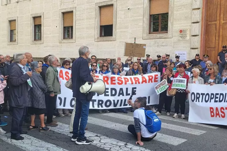 Sit-in cittadini Castrovillari a Cosenza per un 'ospedale vero'