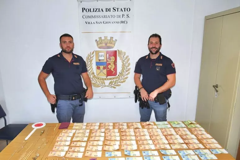 Trovato con oggetti d'oro, orologi preziosi e denaro, arrestato