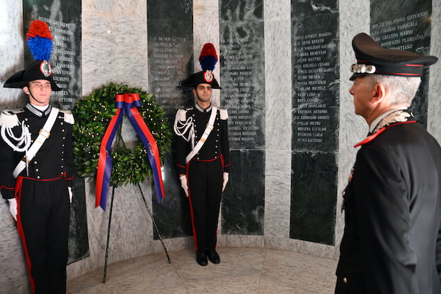 Catanzaro: i carabinieri rendono onore ai militari caduti nell’adempimento del dovere