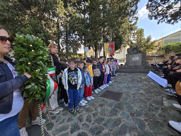 La comunità scolastica di Pianopoli ha reso omaggio alle Forze Armate