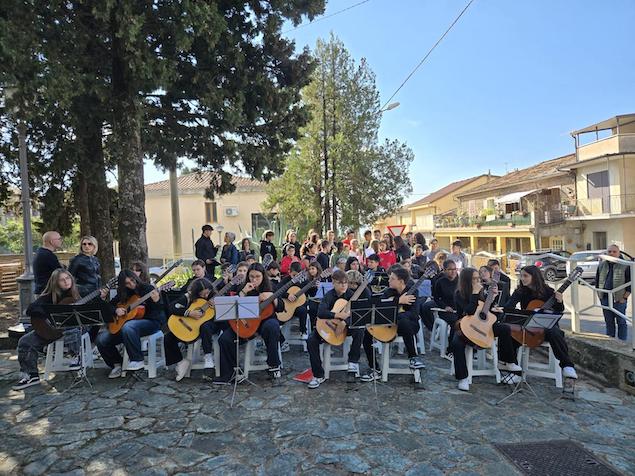 La comunità scolastica di Pianopoli ha reso omaggio alle Forze Armate