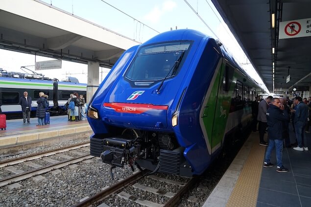 Inaugurato a Lamezia il nuovo treno ibrido regionale