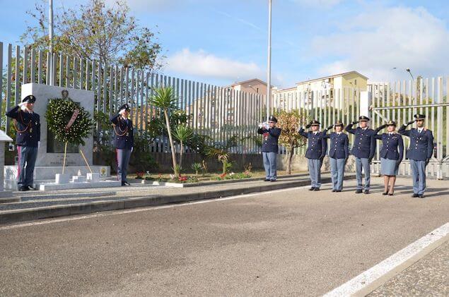 Questura di Catanzaro: una corona di alloro per ricordare i caduti della Polizia