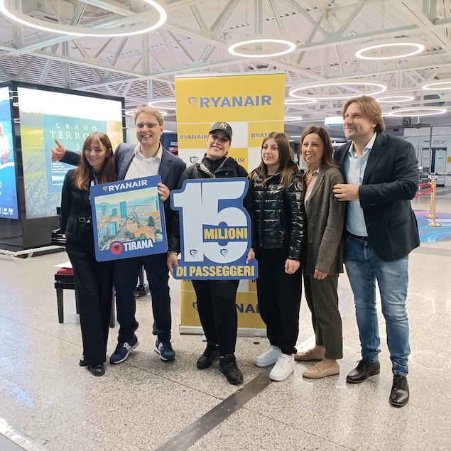 Ryanair festeggia 15 milioni di passeggeri a Lamezia con il lancio della nuova rotta per Tirana