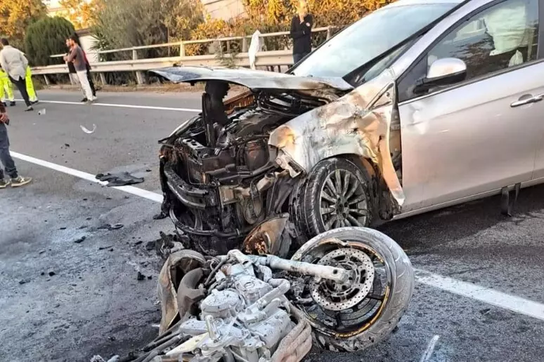 Scontro tra auto e moto su statale 106, un morto e due feriti