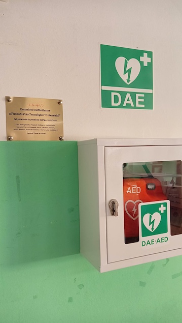 Un esempio di generosità: donato un defibrillatore al Polo Rambaldi De Fazio