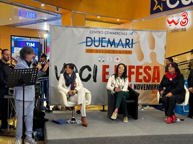 “Voci e Difesa”: un successo straordinario al Centro Commerciale Due Mari con Gessica Notaro protagonista