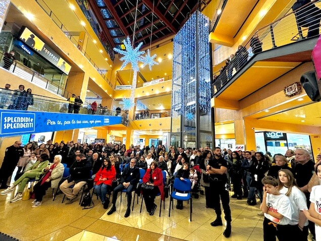 “Voci e Difesa”: un successo straordinario al Centro Commerciale Due Mari con Gessica Notaro protagonista