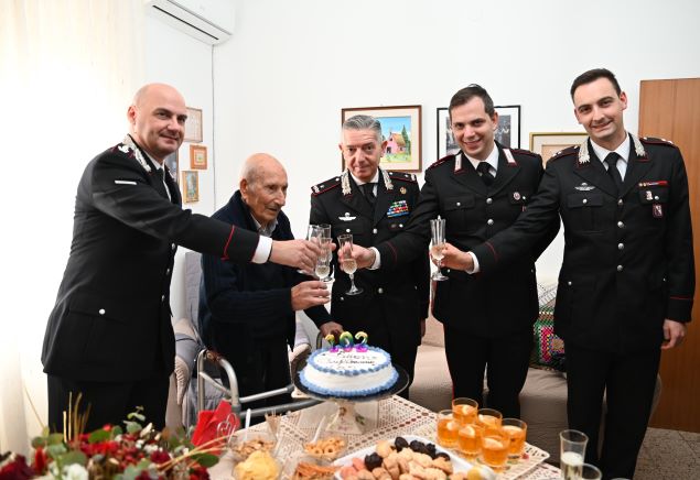 carabinieri-festeggiano-102-compleanno-appuntato-pasquale-caiola