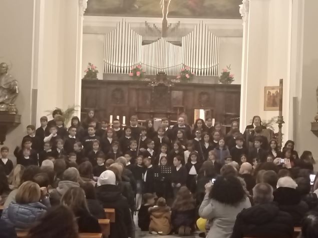 Il concerto di Natale con il coro della scuola primaria Tommaso Maria Fusco.1