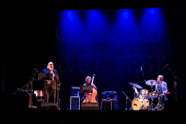 Con uno spassoso aneddoto su Babbo Natale, da cui è nato il titolo del brano iniziale del concerto, Campanello cammellato, il trio Gianluigi Trovesi – Paolo Damiani – Ettore Fioravanti ha aperto la terza serata del CJF