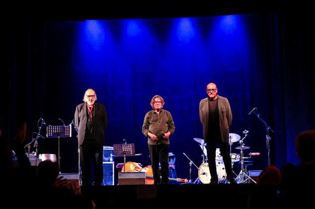 Con uno spassoso aneddoto su Babbo Natale, da cui è nato il titolo del brano iniziale del concerto, Campanello cammellato, il trio Gianluigi Trovesi – Paolo Damiani – Ettore Fioravanti ha aperto la terza serata del CJF