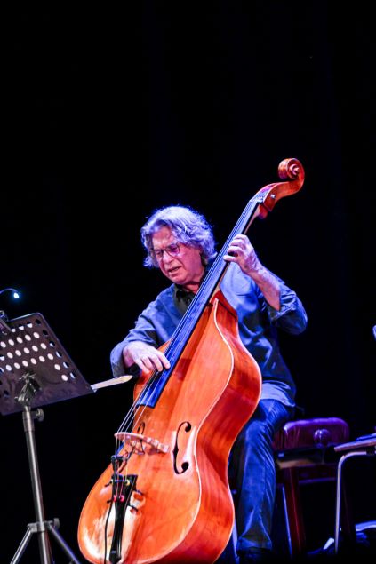 Con uno spassoso aneddoto su Babbo Natale, da cui è nato il titolo del brano iniziale del concerto, Campanello cammellato, il trio Gianluigi Trovesi – Paolo Damiani – Ettore Fioravanti ha aperto la terza serata del CJF