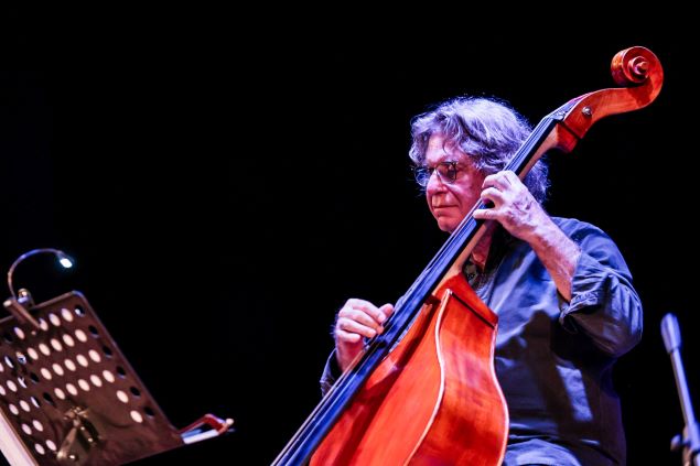 Con uno spassoso aneddoto su Babbo Natale, da cui è nato il titolo del brano iniziale del concerto, Campanello cammellato, il trio Gianluigi Trovesi – Paolo Damiani – Ettore Fioravanti ha aperto la terza serata del CJF