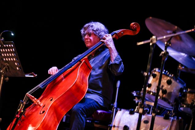 Con uno spassoso aneddoto su Babbo Natale, da cui è nato il titolo del brano iniziale del concerto, Campanello cammellato, il trio Gianluigi Trovesi – Paolo Damiani – Ettore Fioravanti ha aperto la terza serata del CJF