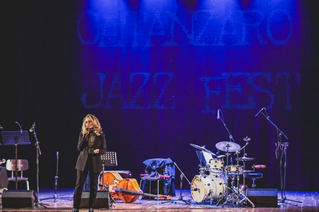 Con uno spassoso aneddoto su Babbo Natale, da cui è nato il titolo del brano iniziale del concerto, Campanello cammellato, il trio Gianluigi Trovesi – Paolo Damiani – Ettore Fioravanti ha aperto la terza serata del CJF