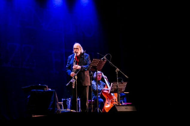 Con uno spassoso aneddoto su Babbo Natale, da cui è nato il titolo del brano iniziale del concerto, Campanello cammellato, il trio Gianluigi Trovesi – Paolo Damiani – Ettore Fioravanti ha aperto la terza serata del CJF