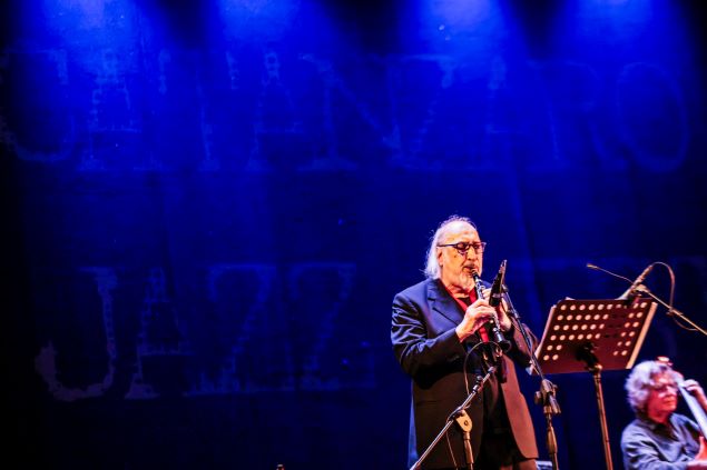 Con uno spassoso aneddoto su Babbo Natale, da cui è nato il titolo del brano iniziale del concerto, Campanello cammellato, il trio Gianluigi Trovesi – Paolo Damiani – Ettore Fioravanti ha aperto la terza serata del CJF