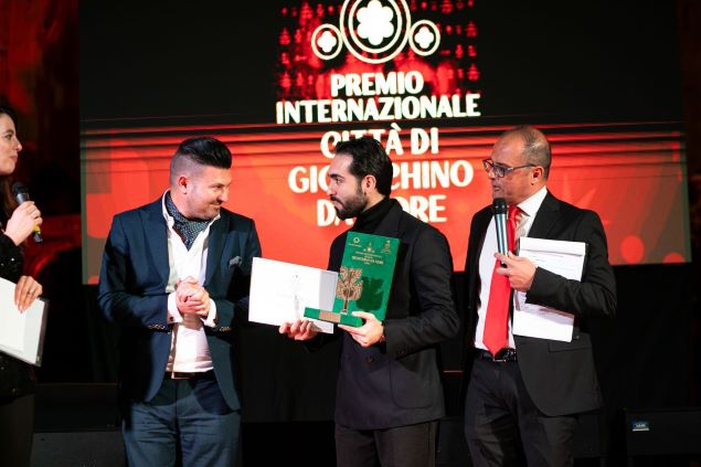 Roberto Gallo conferisce il Premio Città di Gioacchino da Fiore al Maestro Stefano Tanzillo