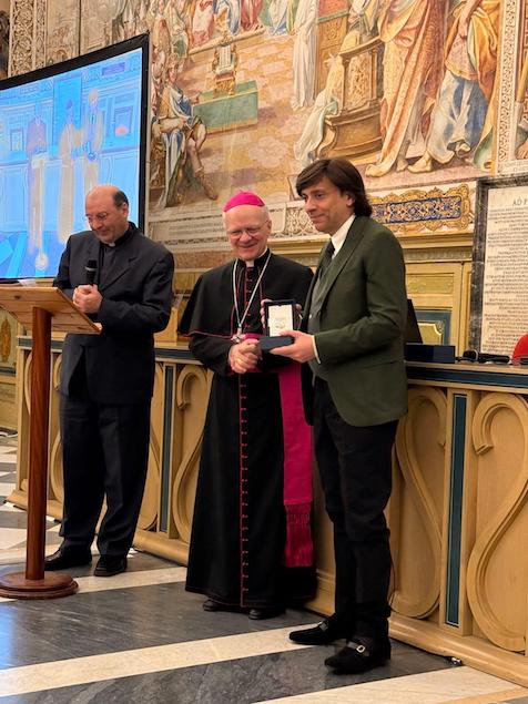 Anton Giulio Grande riceve il premio a Parole Aperte, l’evento dell'Anno Santo