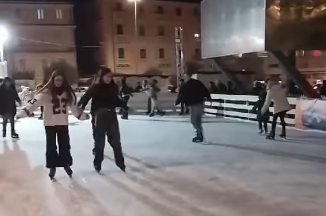 Lamezia. Aperta la pista sul ghiaccio di piazza Mazzini