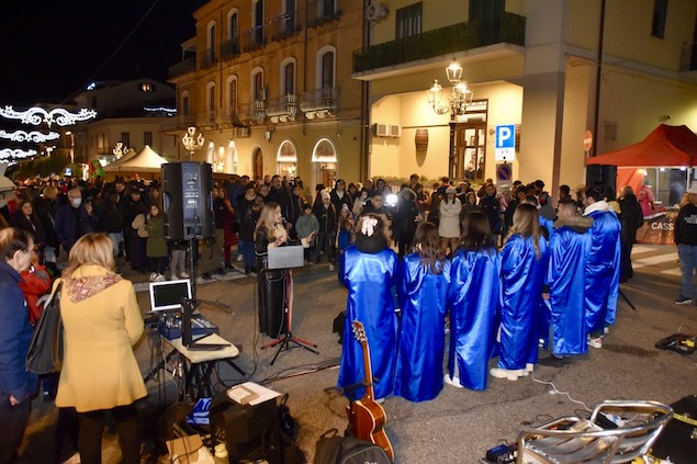 Lamezia. Il “Villaggio di Babbo Natale ed Emozioni” incanta la città