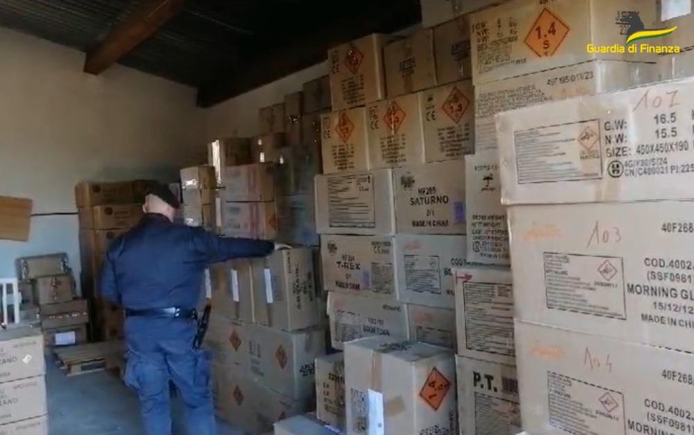 Sequestrato deposito con quasi 2 milioni di fuochi d'artificio