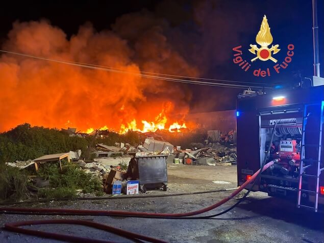 Catanzaro. Incendio discarica abusiva: in corso intervento dei vigili del fuoco 