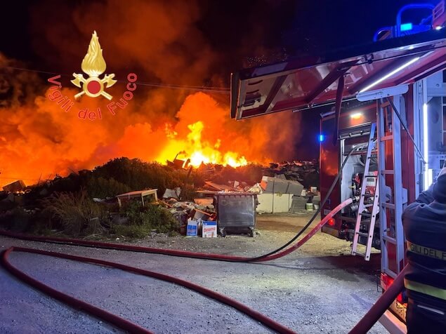 Catanzaro. Incendio discarica abusiva: in corso intervento dei vigili del fuoco 